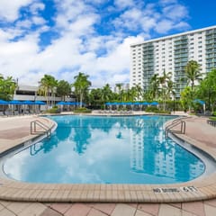 Beachside Apartment with Heated Pool & Free Parking