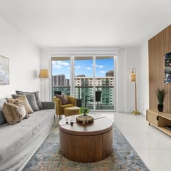 Beachside Apartment with Heated Pool & Free Parking