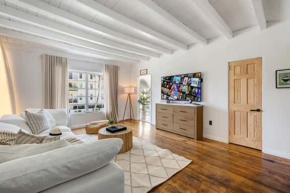 Stylish South Beach Condo: Free Parking - Image 1