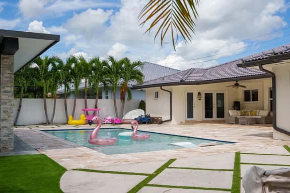 Miami Retreat: Pool, Game Room, Pet-Friendly Space - Image 1