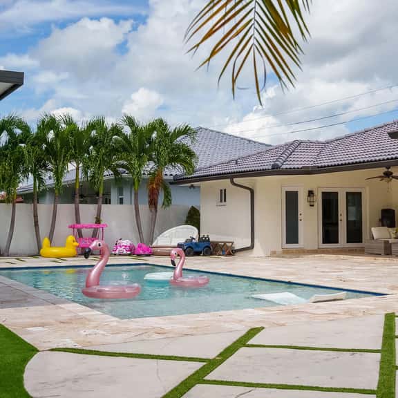 Miami Retreat: Pool, Game Room, Pet-Friendly Space - Image 1