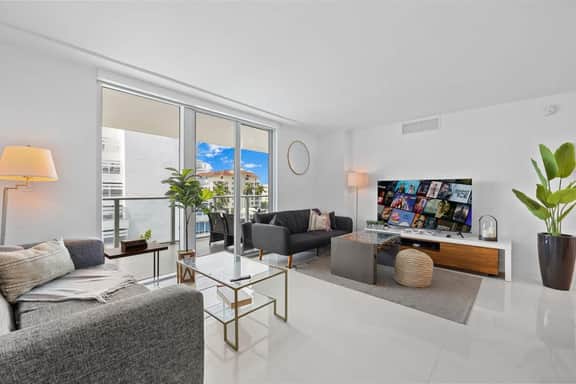 Luxury Condo w/ Rooftop Pool | 5-Min to Beach - Image 2