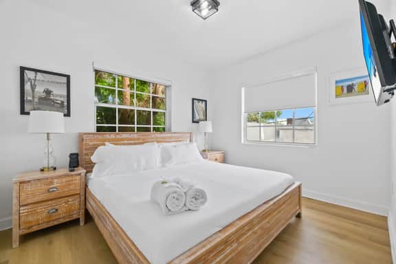 Casa Viel X• South Beach 2BR Apt with Free Parking
