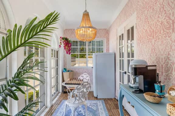 CasaViel IX • South Beach 2BR Apt • Free Parking