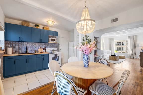 CasaViel IX • South Beach 2BR Apt • Free Parking