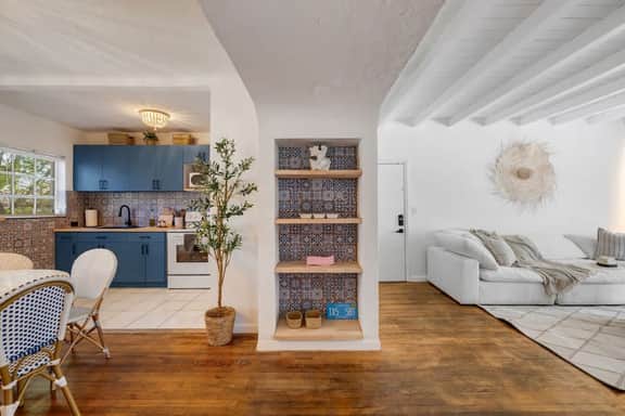 CasaViel IX • South Beach 2BR Apt • Free Parking