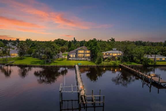 Riverfront 5BR Villa - Private Dock & Pool - Image 2