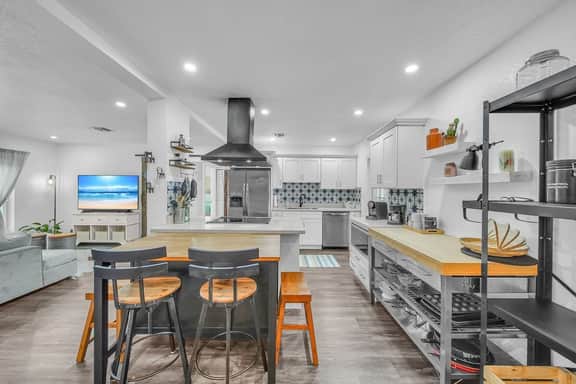 Stylish Miami Home with Private Backyard - Image 4