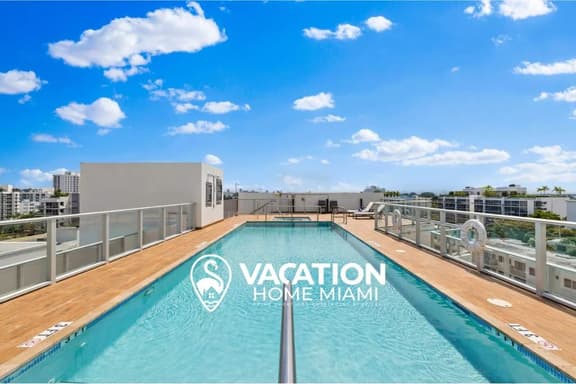 Luxury Condo w/ Rooftop Pool | 5-Min to Beach - Image 1